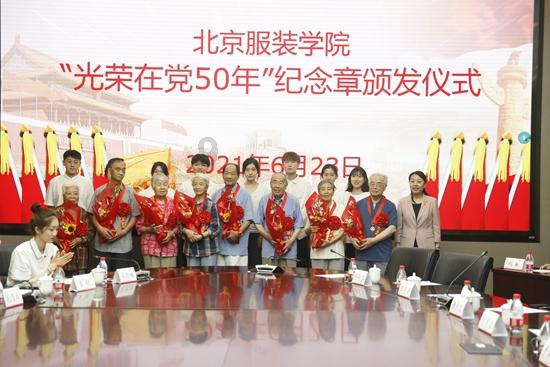 清理小区环境 营造节日氛围